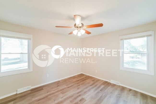 Building Photo - 3 Bedroom Pet-Friendly Home in BLUE SPRING...