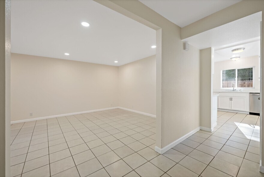 Building Photo - 490 N 5th St