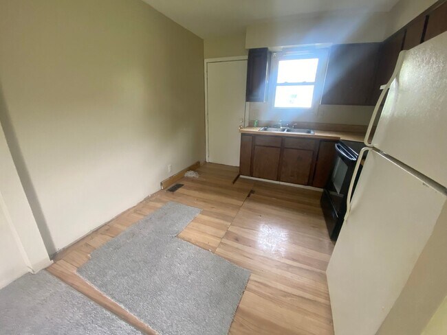 Building Photo - 1633 Bayview Dr