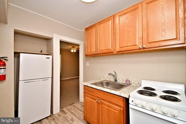 Building Photo - 563 King St