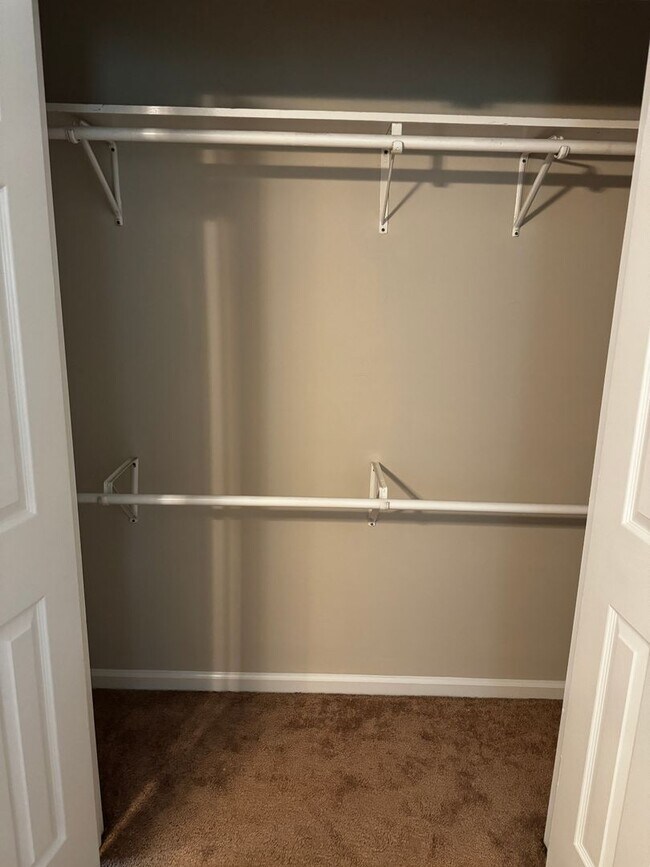 Building Photo - 4 Bedroom 2.5 Bath Home