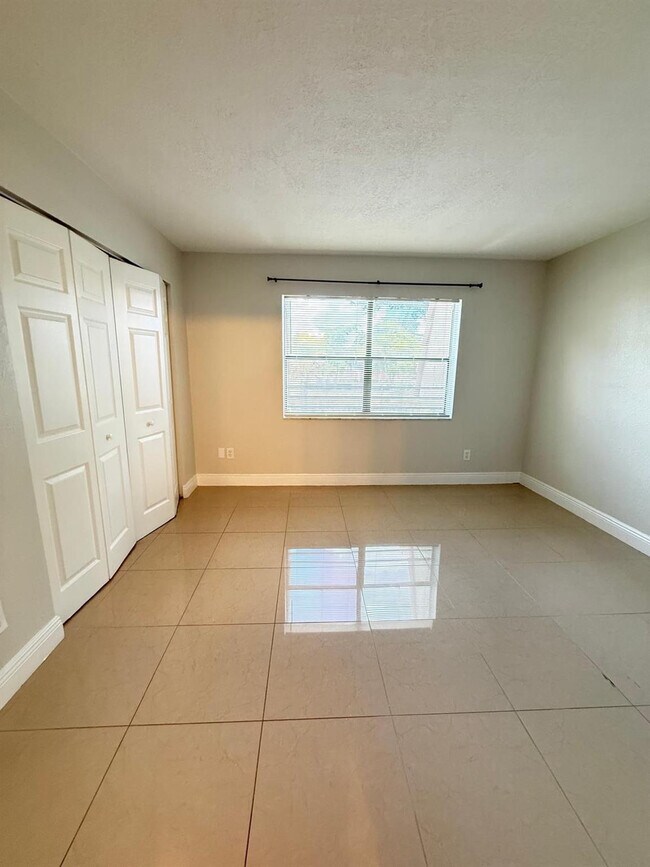 Building Photo - 11108 Royal Palm Blvd