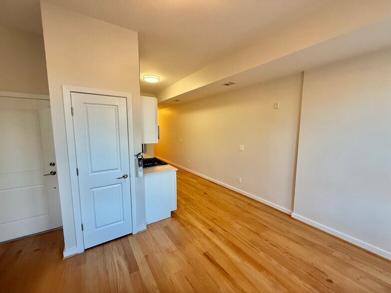 Building Photo - 2009 Benning Rd NE