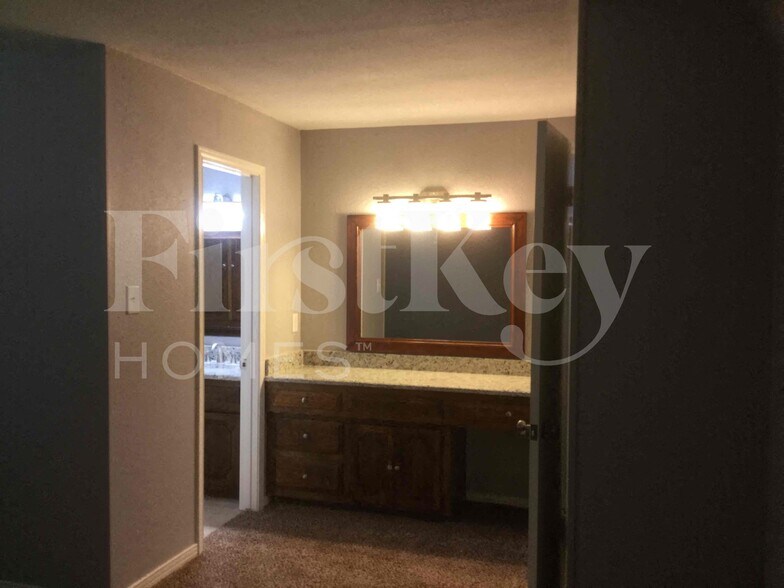 Building Photo - 419 Buckingham Pl