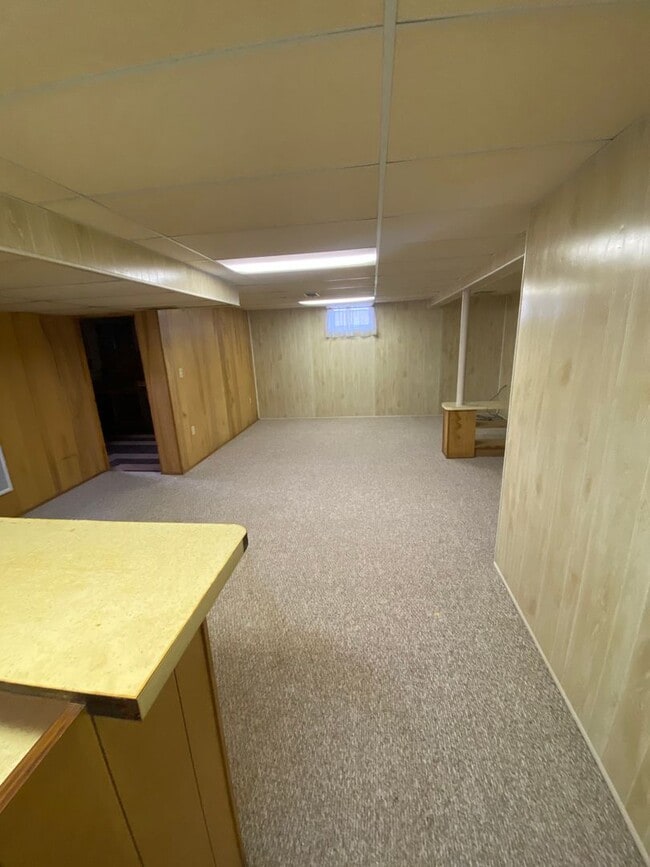 Building Photo - AVAILABLE JUNE 15TH - 3 BED 1 BATH