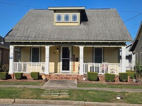 Building Photo - 3 bdrm 2.5 bath in downtown area
