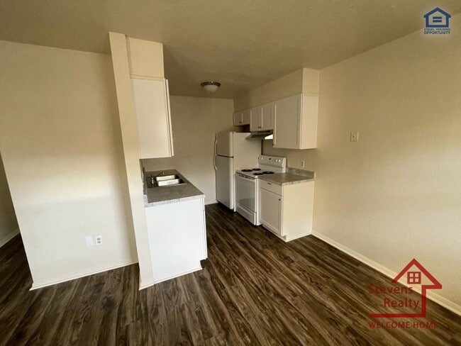 Building Photo - 1502 NW Kingsbury Ave