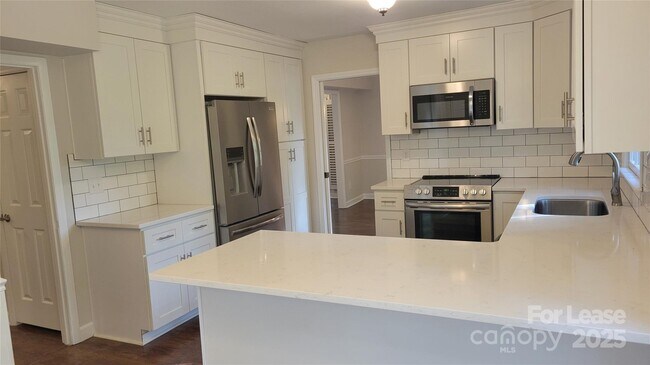 Building Photo - 9424 Whitethorn Dr