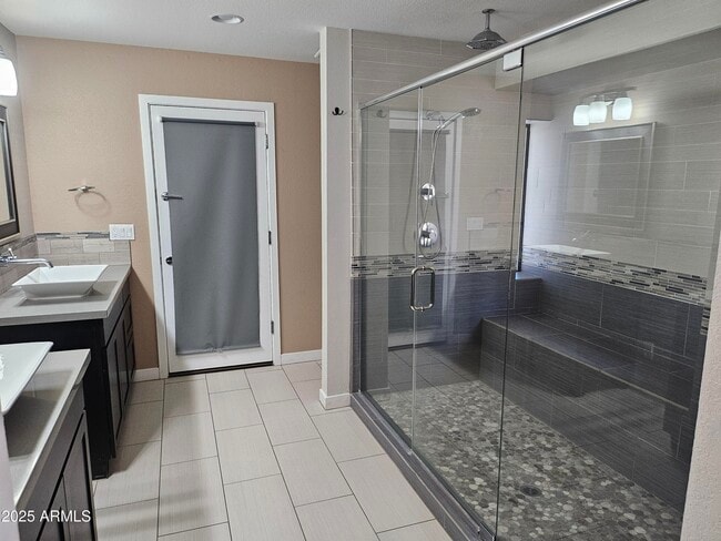 Building Photo - 6002 E Marconi Ave