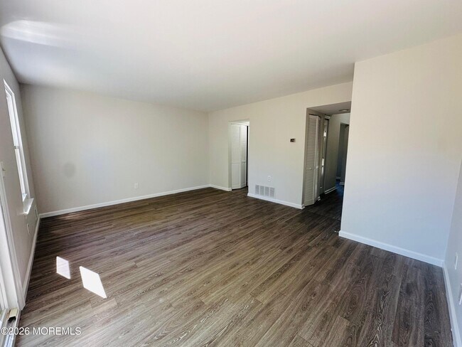 Building Photo - 402 Woodlake Manor Dr