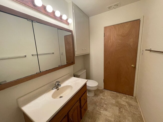 Building Photo - Charming Pet Friendly, 3-Bedroom 1-Bath, p...