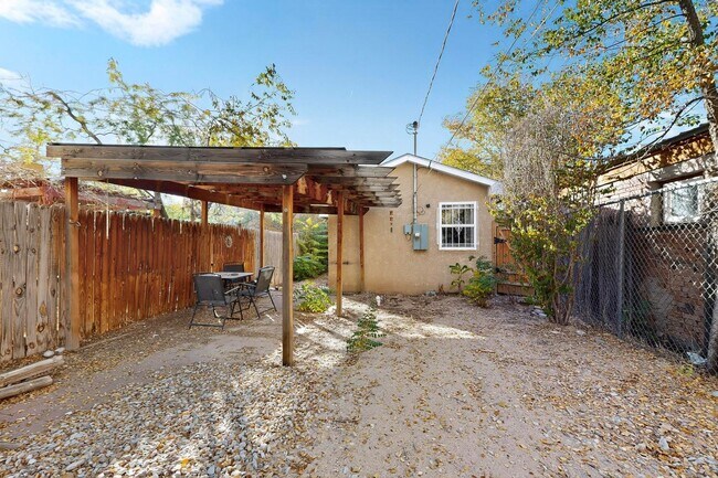 Building Photo - Historic Bungalow House 2 Bedroom 1 Bath- MOVE-IN Special