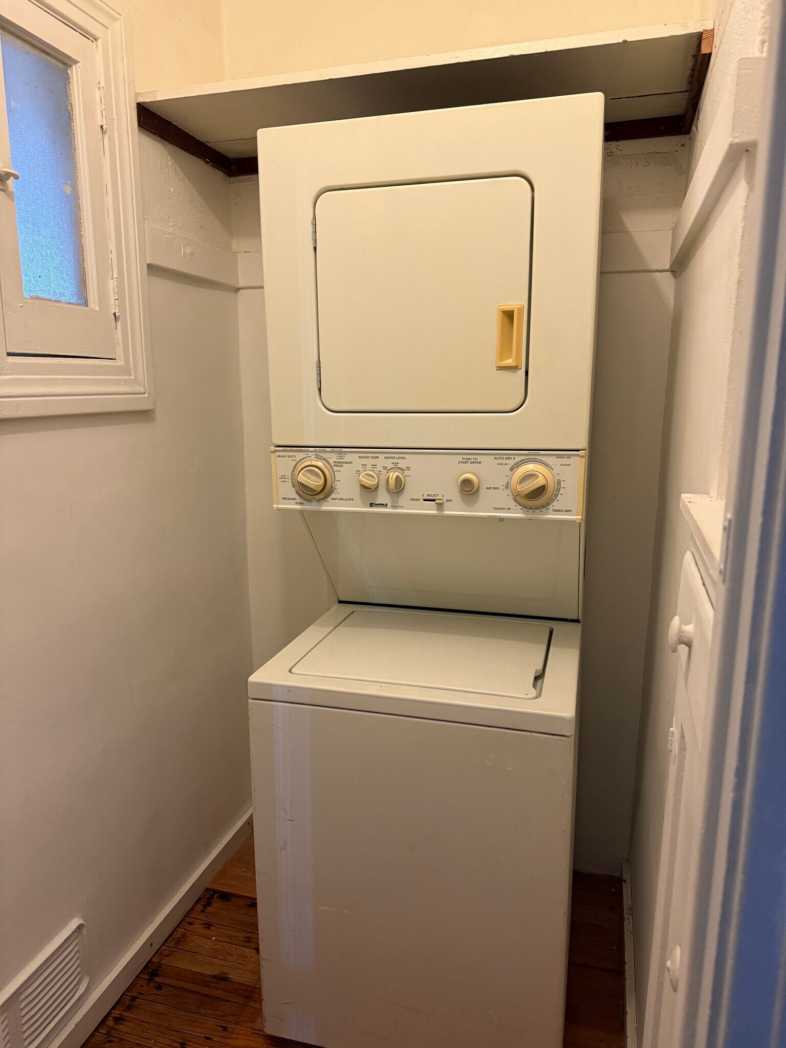 Building Photo - 1137 Keniston Ave