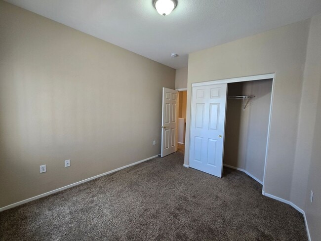 Building Photo - A Fabulous 3 Bedroom Townhouse close to NA...