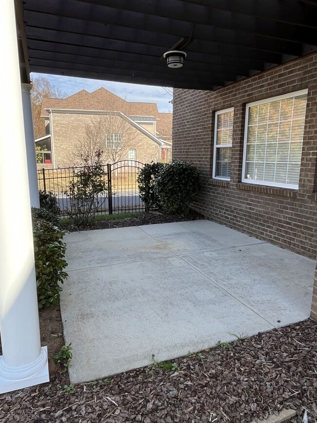 Building Photo - Stunning 6 Bedroom home in South Charlotte...