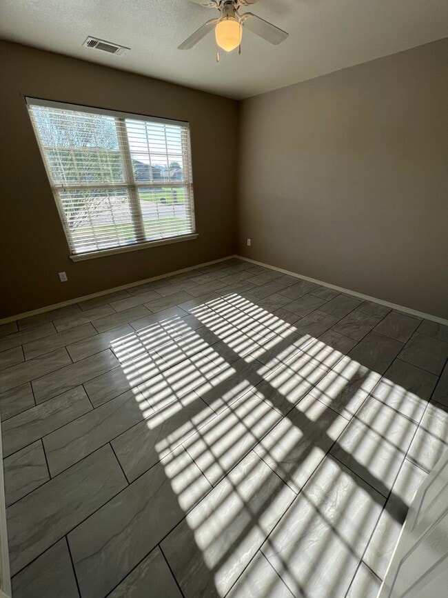 Building Photo - Very nice 4 bed 2 bath home