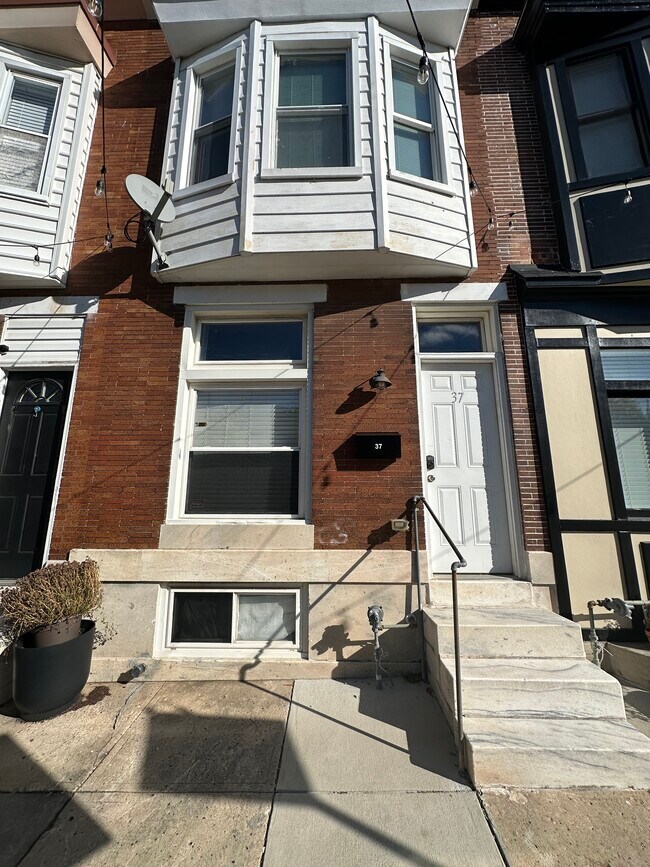 Building Photo - 37 S Ellwood Ave