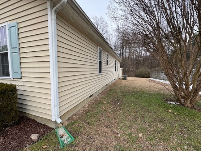 Building Photo - Short term lease available!