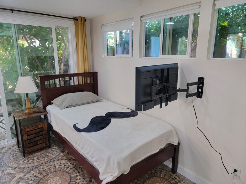 Building Photo - 11001 Darby Ave