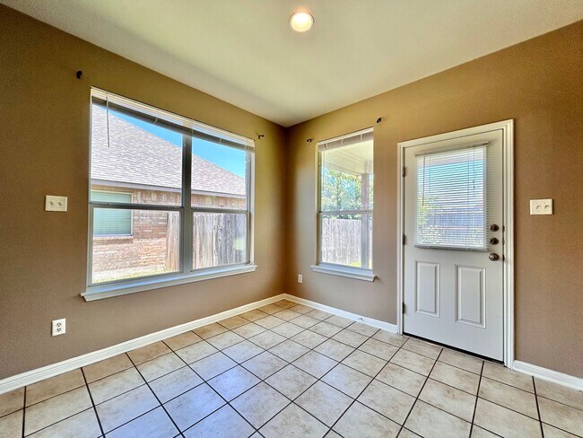 Building Photo - Your Next Home Awaits – Roomy, Bright & Co...