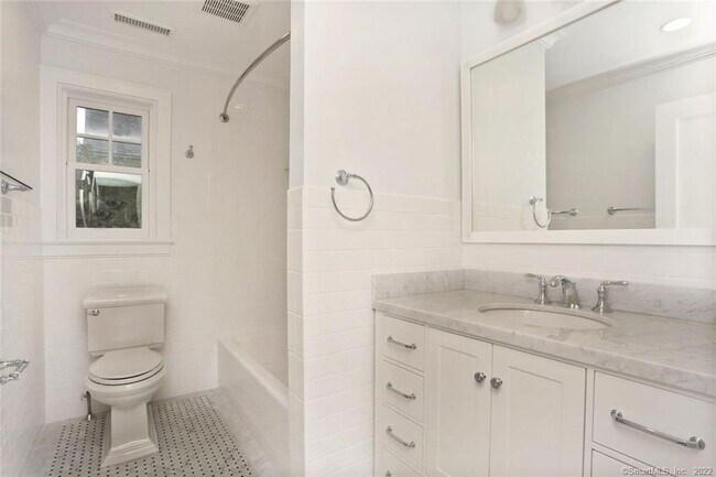 Building Photo - 50 Oak St