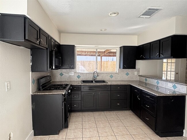 Building Photo - 2014 Lexington Woods Dr