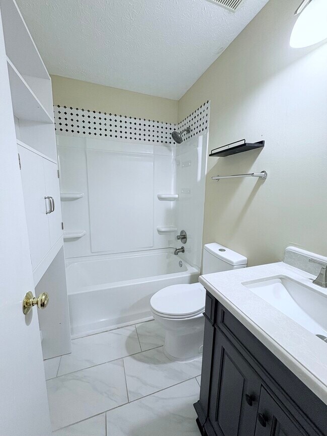 Building Photo - 4BR w/ Deck Near Blacklick Woods