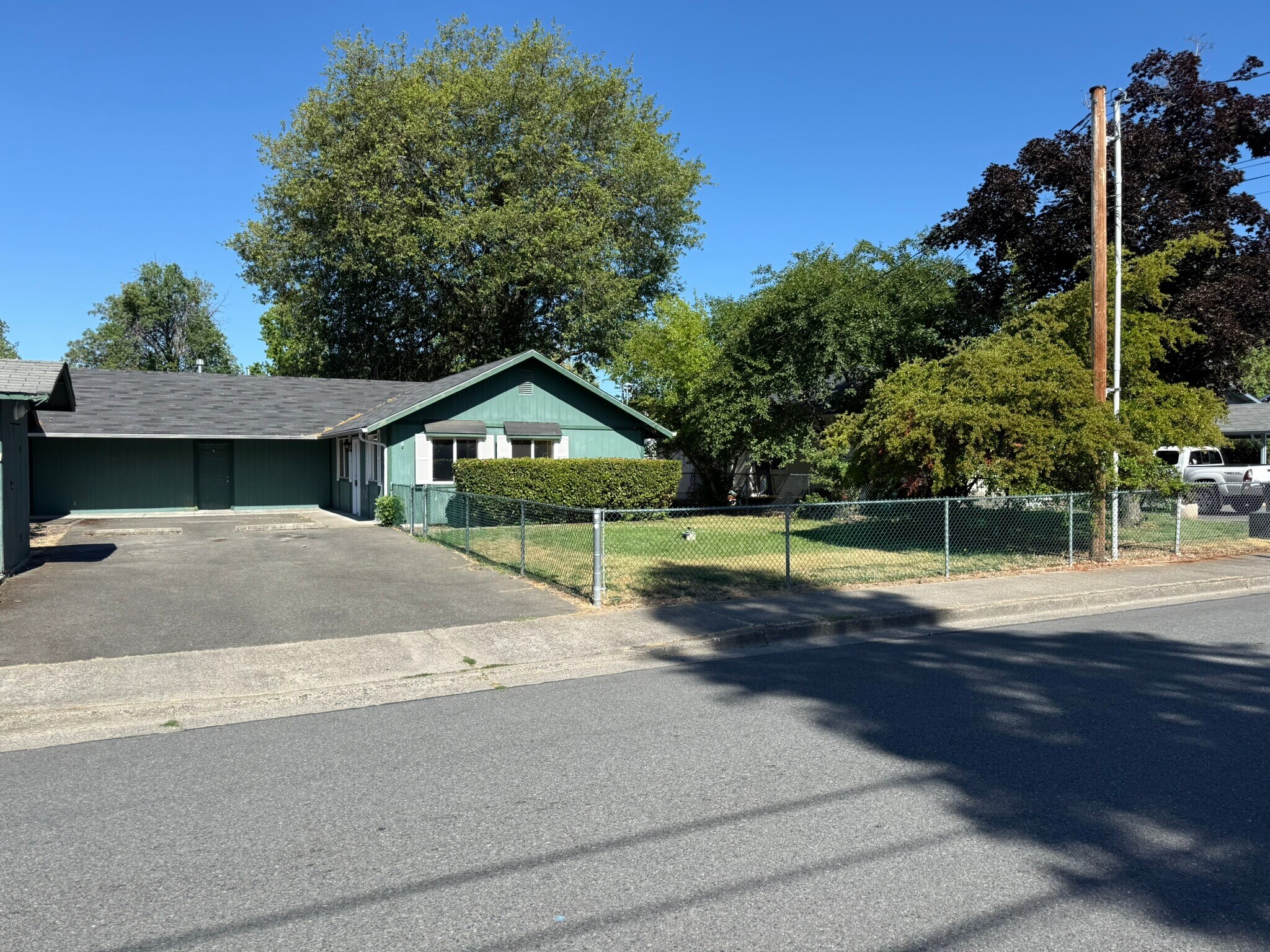 Building Photo - 902 SW Rogue River Ave