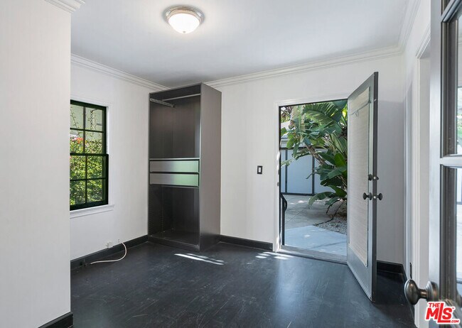 Building Photo - 508 N San Vicente Blvd