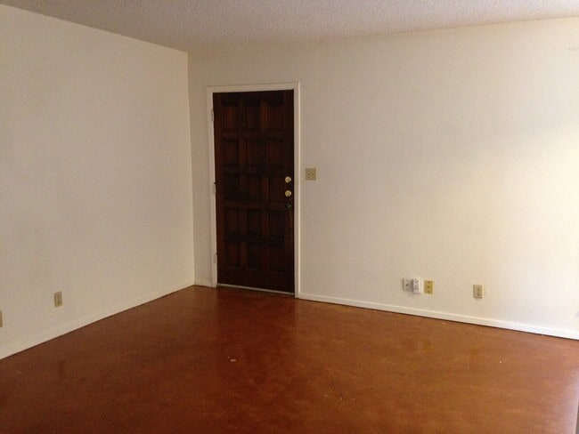 Building Photo - 2 bed/1 ba: Lady Bird Lake Condo, Short Walk to Downtown!