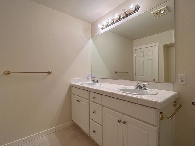Building Photo - Huge, Updated 2 bed 2.5 bath Issaquah High...