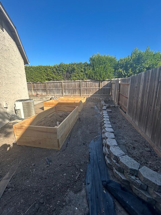 Building Photo - 203 Legacy Ln
