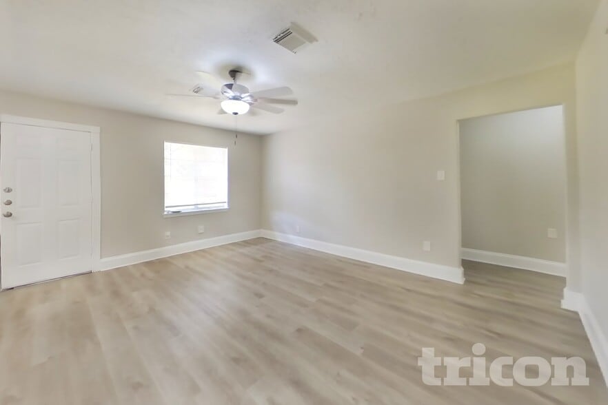Building Photo - 4427 Oakside Dr