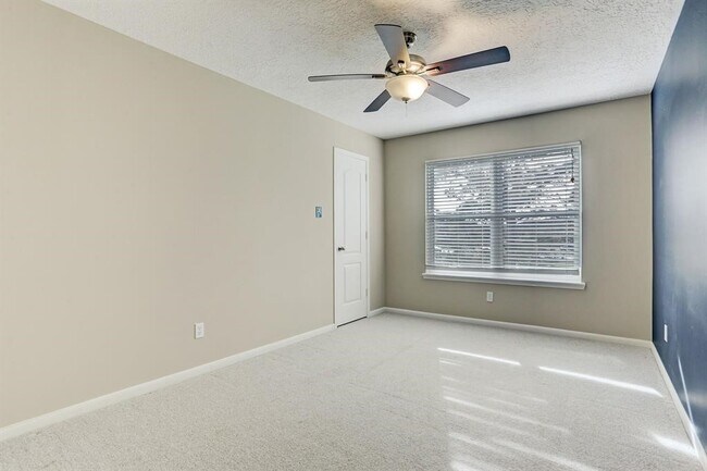 Building Photo - 23247 Diamond Knoll Ct
