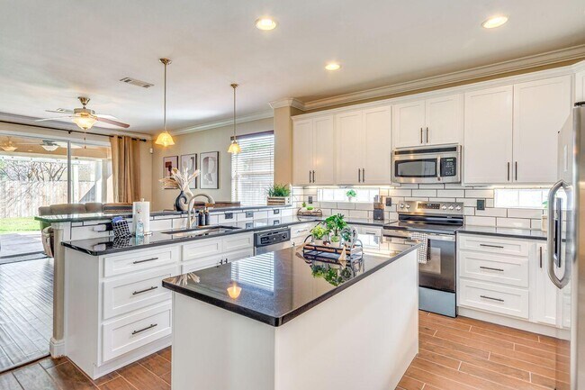 Building Photo - 895 Solimar Way