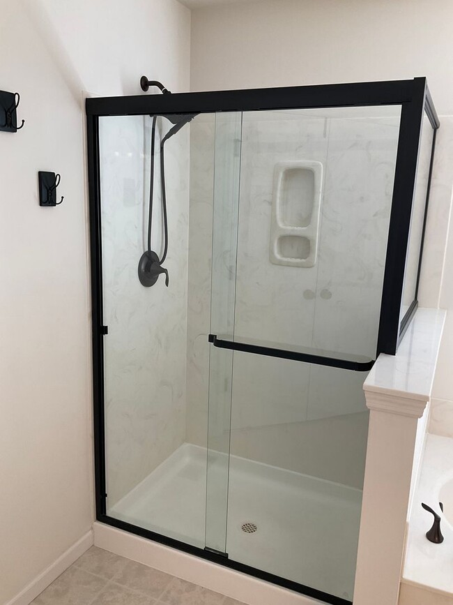 Building Photo - 104 Forest Oaks Dr