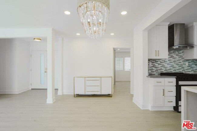 Building Photo - 9620 Woodale Ave