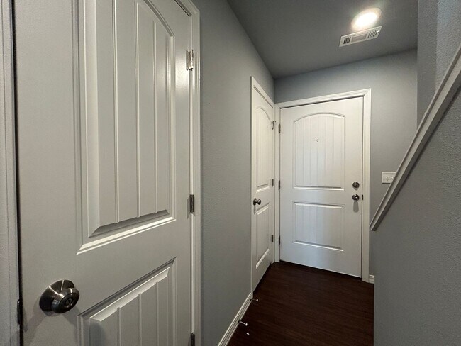 Building Photo - Townhouse with Garage - Minutes from Downtown Rogers