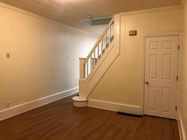 Building Photo - Fantastic 2+ Bedroom w/ 1 1/2 Bath Home! Recently Renovated! Hardwood Floors! Central Air! W/D Ho...