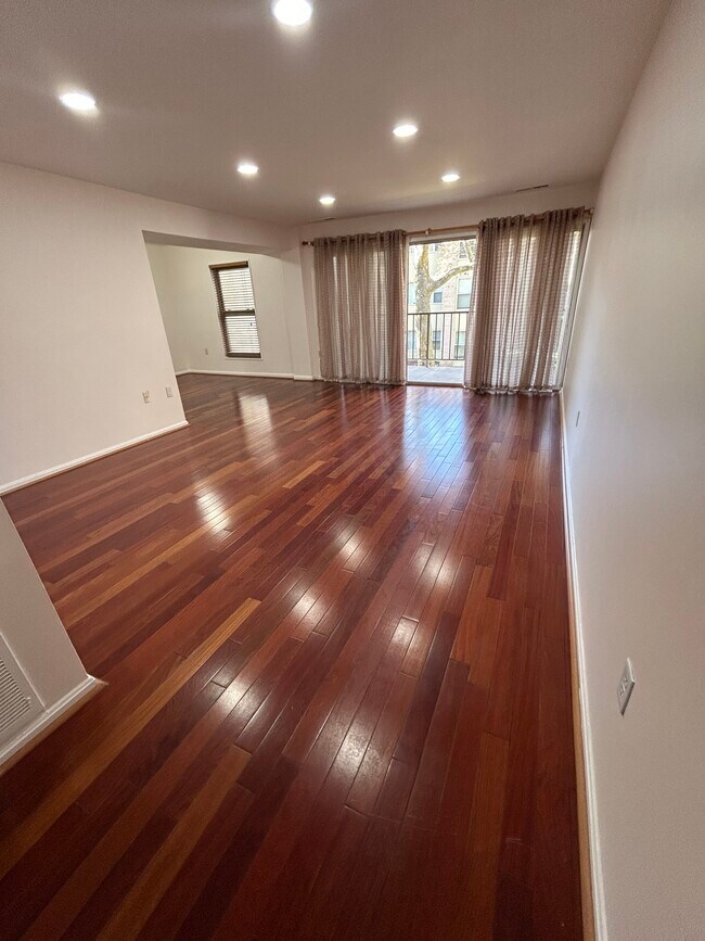 Building Photo - 14 Canterbury Sq