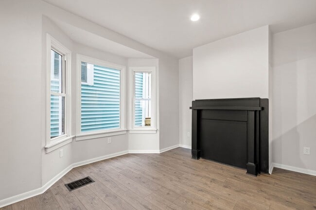 Building Photo - Gorgeous 4 bedroom home in Carrick available May 1!