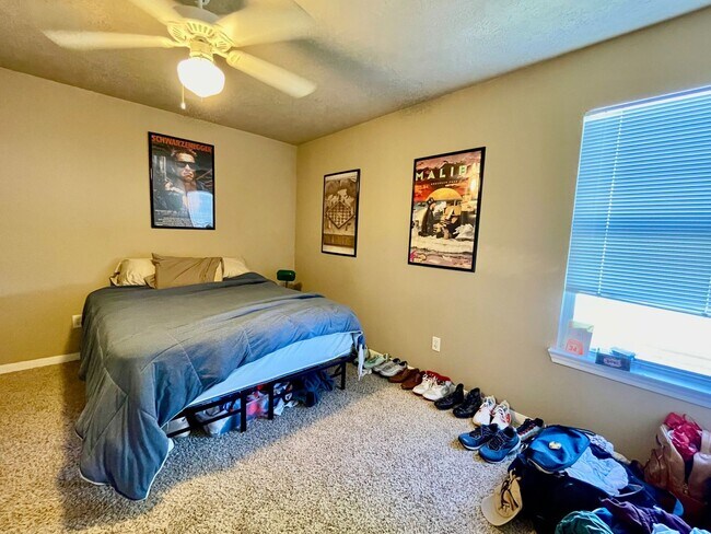 Building Photo - Cute Corner Home w/ 4 Beds & 3 Baths in Co...