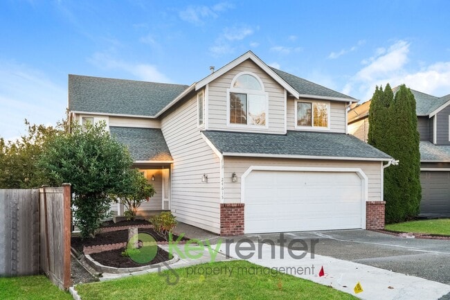 Building Photo - Kent Luxury Home with Double Primary Suite...