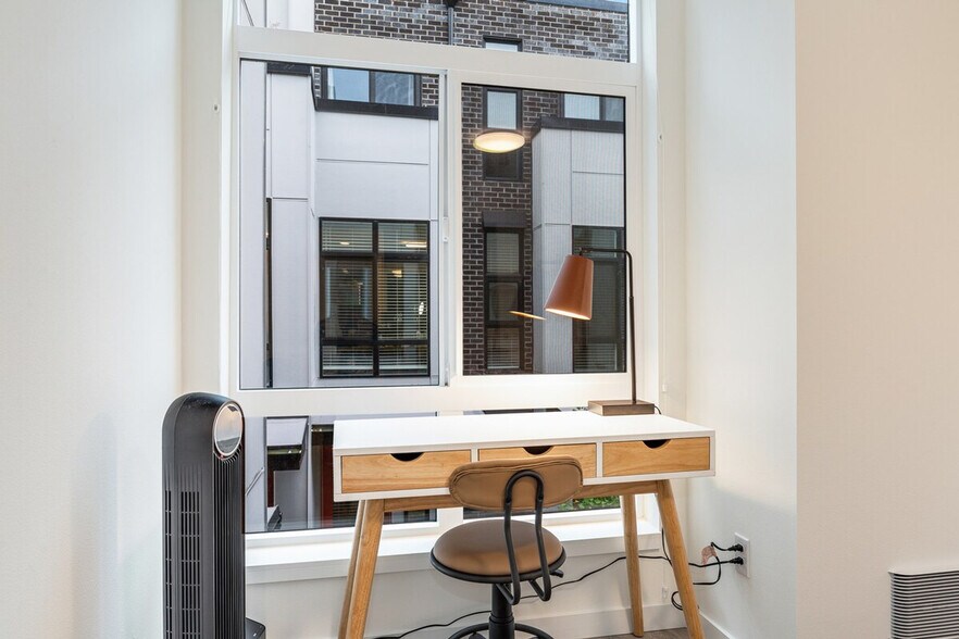 Building Photo - 1433 E Howell St