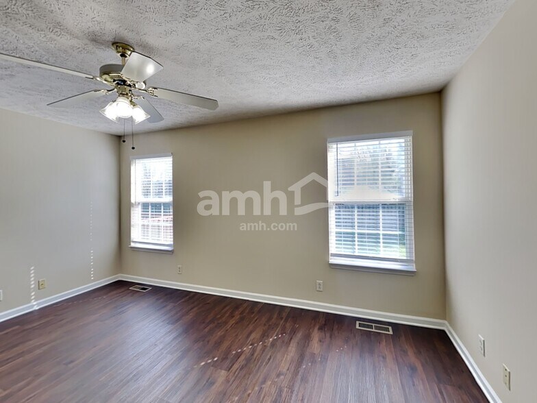 Building Photo - 2825 Islington Dr