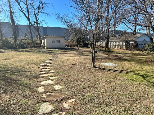 Building Photo - 208 Dalewood Dr