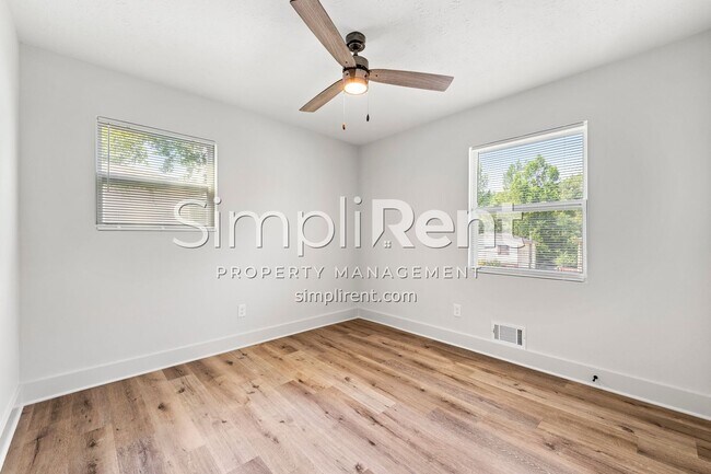 Building Photo - Newly Renovated 4/2.5 Home For Rent / First Month Free!