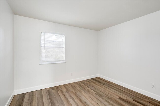 Building Photo - 6910 Hart Ln