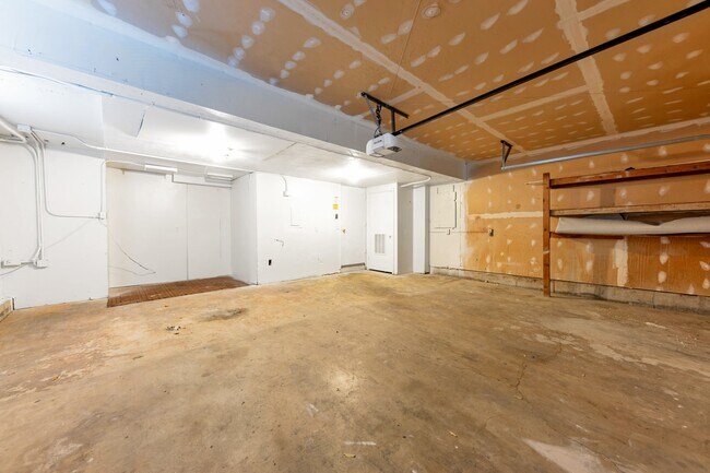 Building Photo - 2 Story Pet Friendly Duplex - 3 Bed - 2.5 Bath - Available on June 3rd!