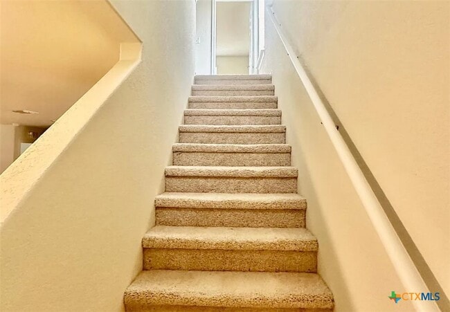 Building Photo - 452 Lynwood Gold